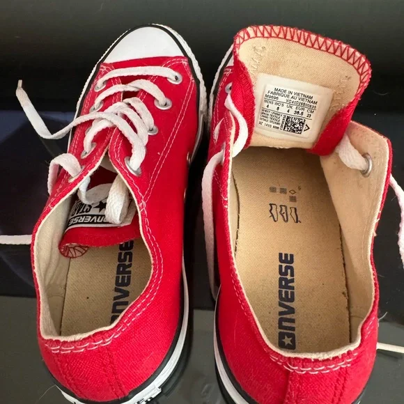 Red Converse Women’s sz 6 - Picture 3 of 5